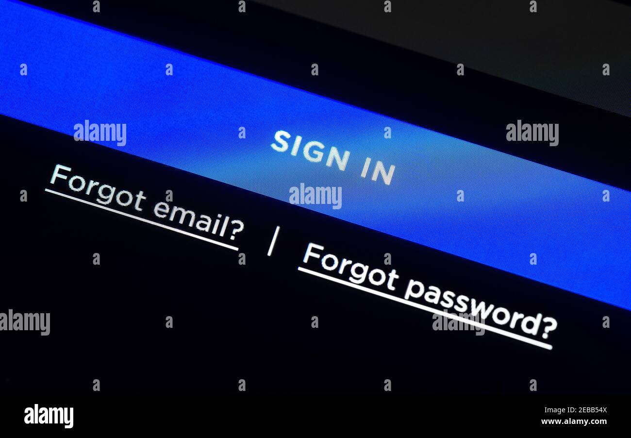 Botón azul de inicio de sesión en la pantalla LCD, página web de inicio de sesión, dos enlaces para el correo electrónico olvidado y la contraseña Foto de stock
