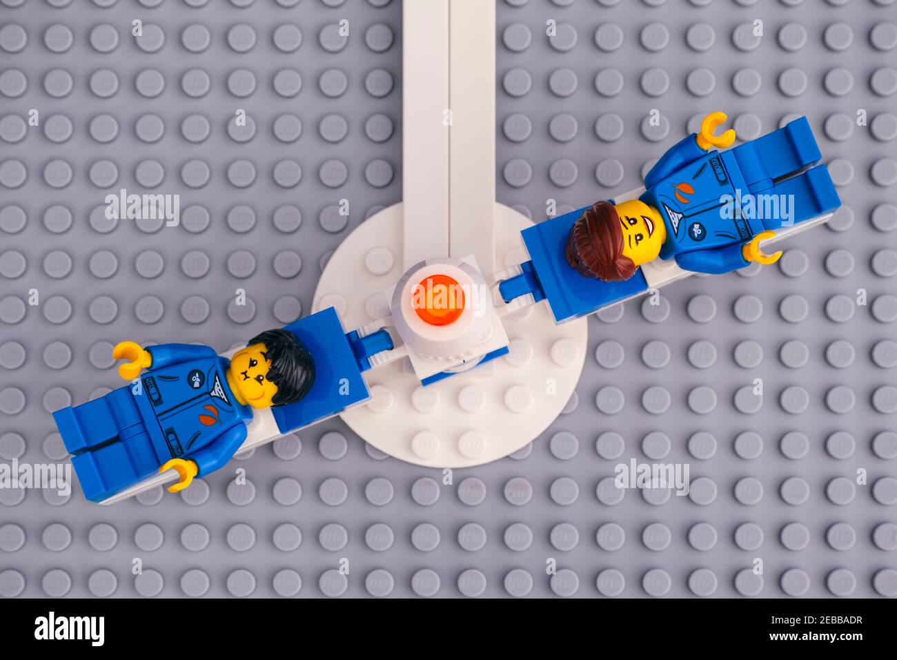 Tambov, Federación Rusa - 30 de abril de 2020 Lego hilando máquina de  entrenamiento de astronautas de la fuerza G con dos minifigures de  astronauta en la placa base gris. Mejor película