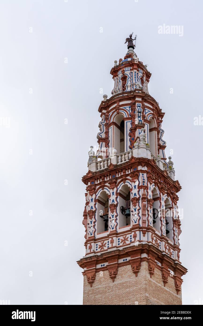 Écija, España - 1 de febrero de 2021: Iglesia de San Juan Bautista campanario en el corazón del casco antiguo de Écija Foto de stock
