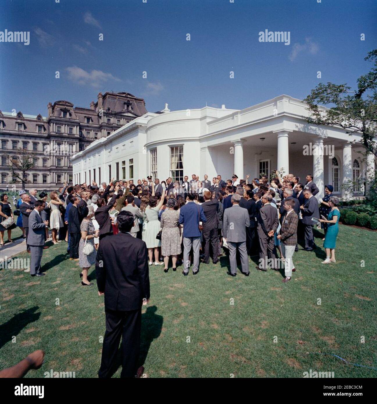 Visita de los representantes internacionales de la Cruz Roja Jr., 11:00AM. El Presidente John F. Kennedy (centro) hace declaraciones a los representantes internacionales de la Cruz Roja Junior en el ala oeste. También en la foto: Fotógrafo del Servicio Nacional de Parques (NPS), Abbie Rowe; Asistente Especial del Presidente, Dave Powers; Presidente de la Cruz Roja Americana, General Alfred M. Gruenther; agentes del Servicio Secreto de la Casa Blanca, Win Lawson, Walt Coughlin, Don Lawton, y Stu Stout. Casa Blanca, Washington, D.C. Foto de stock
