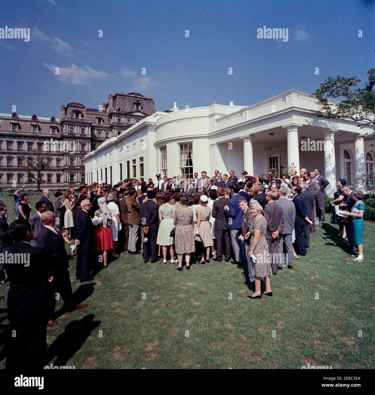 Visita de los representantes internacionales de la Cruz Roja Jr., 11:00AM. El Presidente John F. Kennedy (centro) hace declaraciones a los representantes internacionales de la Cruz Roja Junior en el ala oeste. También en la foto: Fotógrafo del Servicio Nacional de Parques (NPS), Abbie Rowe; Asistente Especial del Presidente, Dave Powers; Presidente de la Cruz Roja Americana, General Alfred M. Gruenther; agentes del Servicio Secreto de la Casa Blanca, Win Lawson, Walt Coughlin, Don Lawton, y Stu Stout. Casa Blanca, Washington, D.C. Foto de stock