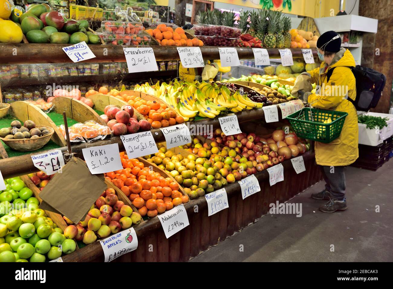 Tienda de frutas y verduras en el interior con la selección de alimentos por parte del cliente Foto de stock