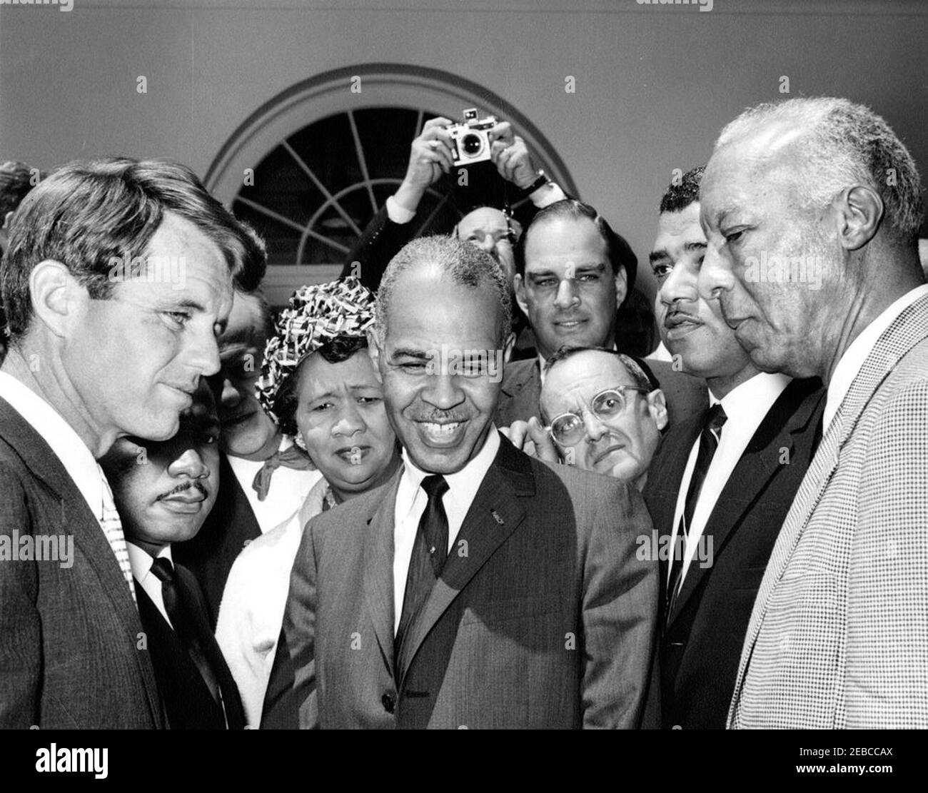 Reunión con Robert F. Kennedy (RFK), Martin Luther King, Jr. (MLK), y Burke Marshall, 10:30AM. El Fiscal General Robert F. Kennedy se reúne con líderes de derechos civiles en el Jardín de las Rosas de la Casa Blanca, Washington, D.C., de izquierda a derecha: El Fiscal General Kennedy; el Presidente de la Conferencia de Liderazgo Cristiano del Sur (SCLC), Dr. Martin Luther King, Jr. (Parcialmente oculto); Presidente del Consejo Nacional de mujeres Negras, Dorothy Height; Secretario Ejecutivo de la Asociación Nacional para el avance de los coloreados (NAACP), Roy Wilkins; hombre no identificado (delante); abogado James H. Sch Foto de stock