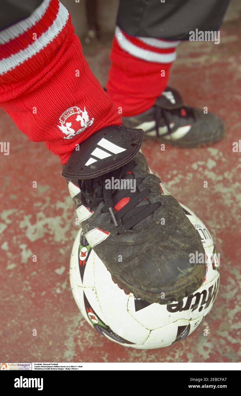 Fútbol - General Fútbol Leyton Orient jugadores Adidas botas en un Mitre  fútbol crédito obligatorio: Actiom Images / Rudy L'Homme Fotografía de  stock - Alamy
