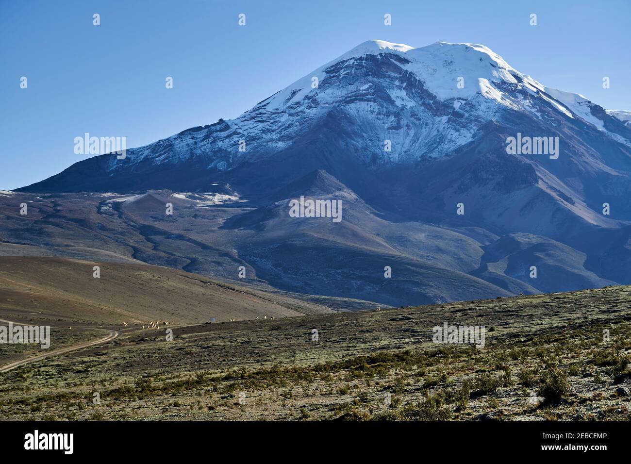 El volcán nevado Chimborazo es la montaña más alta del Ecuador y la cumbre es el punto más