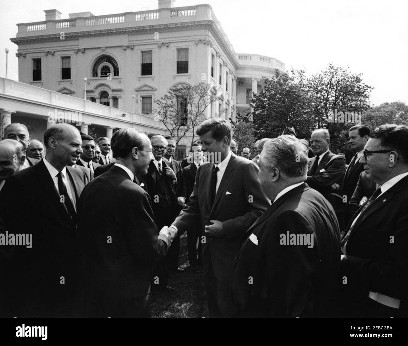 Reunión con el Comité de Desarrollo Económico en el Jardín de las Rosas, 9:35 AM. El Presidente John F. Kennedy saluda a los miembros del Comité para el Desarrollo Económico. Rose Garden, Casa Blanca, Washington, D.C. Foto de stock