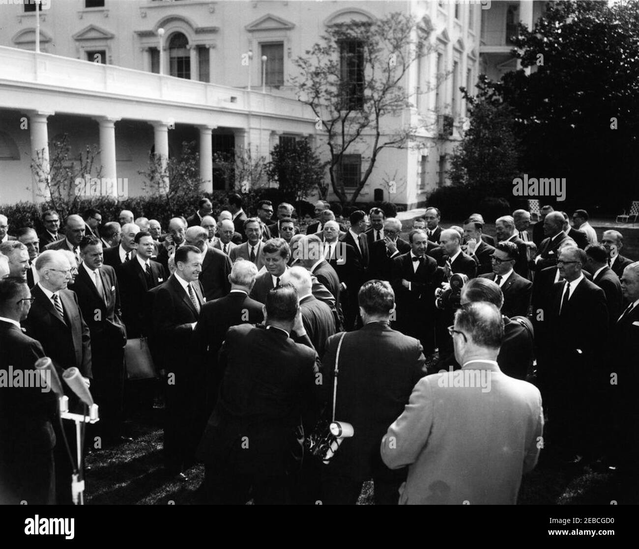 Reunión con el Comité de Desarrollo Económico en el Jardín de las Rosas, 9:35 AM. El Presidente John F. Kennedy saluda a los miembros del Comité para el Desarrollo Económico. Rose Garden, Casa Blanca, Washington, D.C. Foto de stock