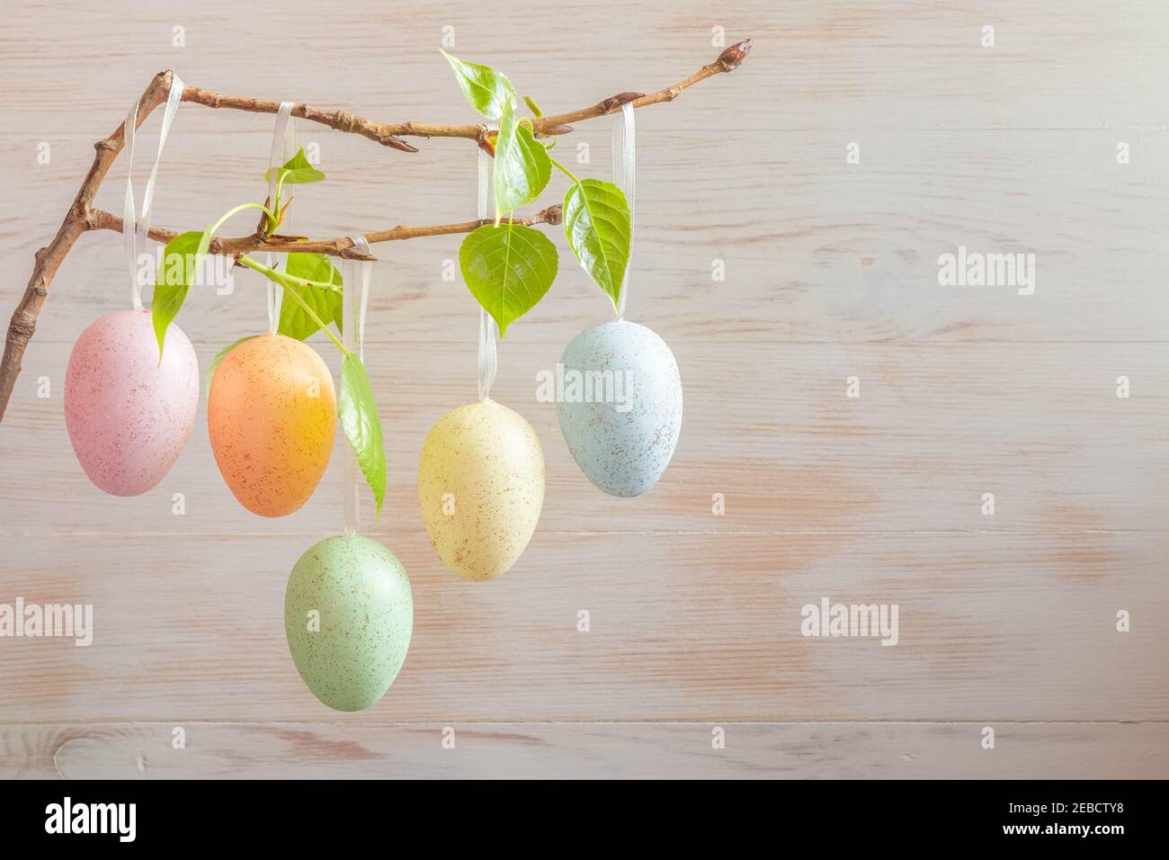 Decoración de la mesa de Pascua: Pájaros decorativos y huevos de equi en la  ensalada de berro fresco en plato blanco Fotografía de stock - Alamy