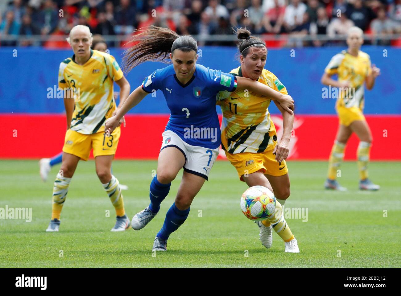 Fútbol Fútbol - Copa Mundial Femenino - Grupo C - Australia contra Italia -  Stade du Hainaut, Valenciennes, Francia - 9 de junio de 2019 Alia Guagni de  Italia en acción con