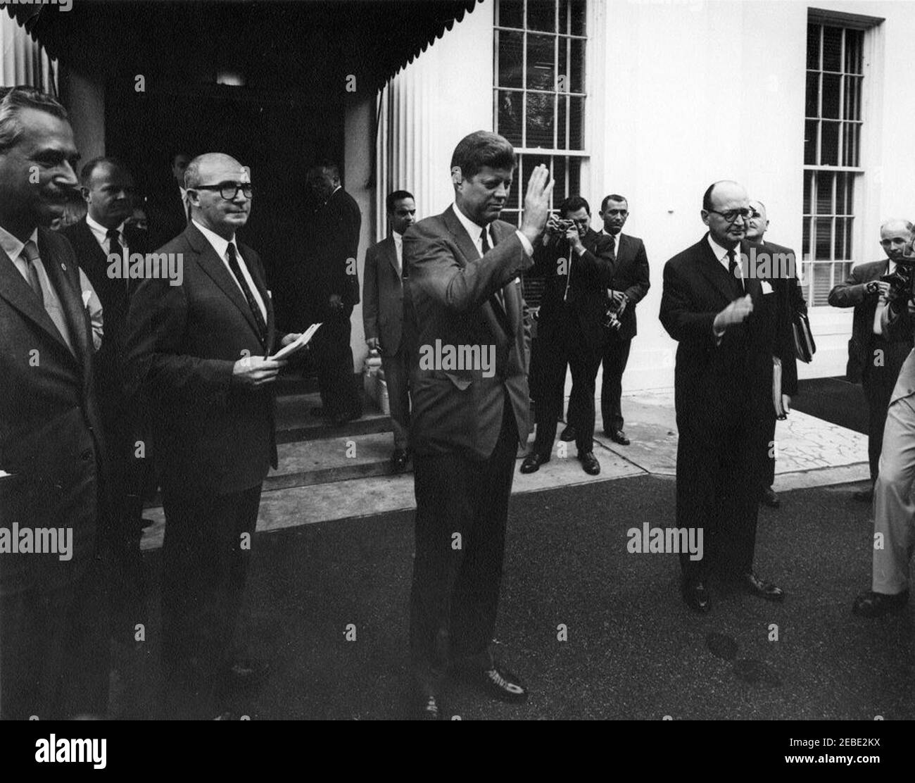 Encuentro con el Dr. Manuel Prado Ugarteche, Presidente del Perú, 10:05AM. El Presidente John F. Kennedy y otros se preparan para saludar al Presidente Manuel Prado Ugarteche del Perú fuera de la Casa Blanca, Washington, D.C., Dave Powers, Asistente Especial del Presidente Kennedy, está a la izquierda del Presidente Kennedy (cuaderno de espera); el Subsecretario de Estado para Asuntos Interamericanos Robert F. Woodward está a la derecha del Presidente Kennedy. También en la foto: Agentes del Servicio Secreto, Stewart u0022Stuu0022 Stout y Richard u0022Dicku0022 Johnsen. Foto de stock