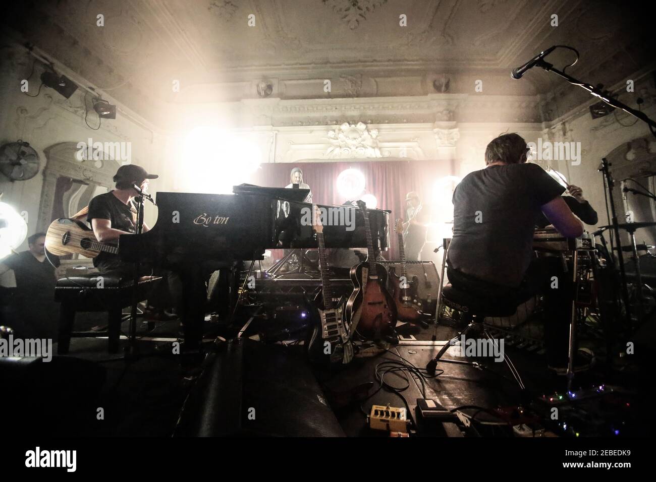 Patrick Watson vive en el escenario en Bush Hall en Londres Foto de stock