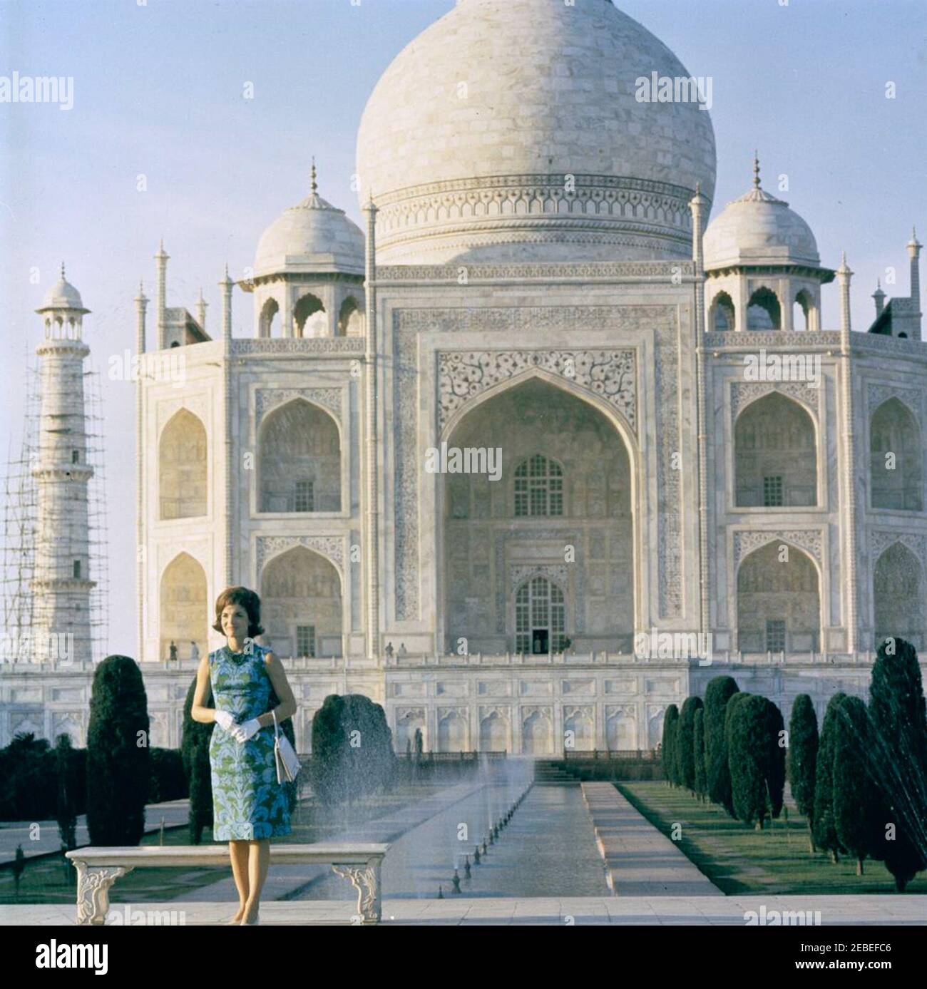 Primera Dama Jacqueline Kennedyu2019s viaje a la India y Pakistán: Agra, Uttar Pradesh, India, visita al Taj Mahal. La primera Dama Jacqueline Kennedy visita el Taj Mahal en Agra, Uttar Pradesh, India. Foto de stock