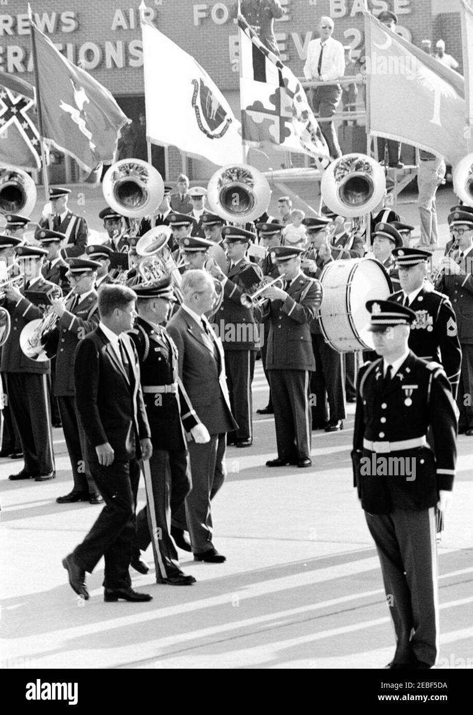 Ceremonias de llegada para Harold Macmillan, primer Ministro de Gran Bretaña, 4:50PM. El Comandante de las tropas, Teniente Coronel Charles P. Murray, Jr. (Centro a la izquierda), escolta al Presidente John F. Kennedy y al primer Ministro de Gran Bretaña, Harold Macmillan, después de una banda militar no identificada durante las ceremonias de llegada del primer Ministro Macmillan. Andrews Air Force base, Maryland. Foto de stock