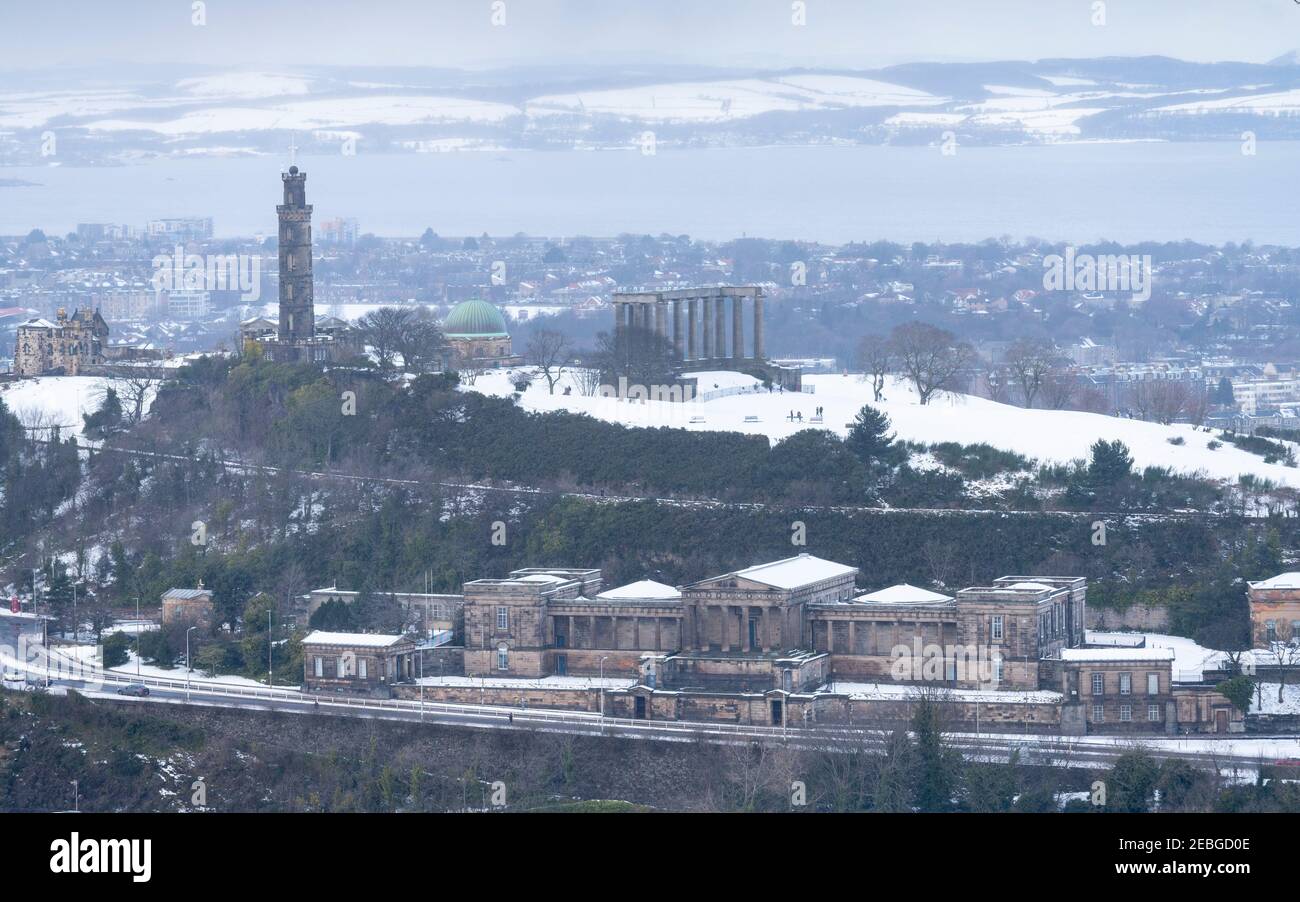 Vista de Calton Hill y ex Royal High School en invierno, Edimburgo, Escocia, Reino Unido Foto de stock