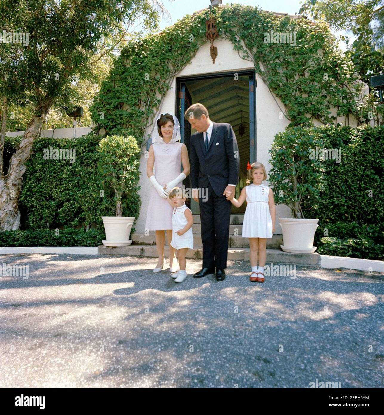 Vacaciones de Pascua en Palm Beach, Florida: El Presidente Kennedy, la Sra.  Kennedy y los niños asisten a los servicios de Pascua. El Presidente John  F. Kennedy y la primera Dama Jacqueline