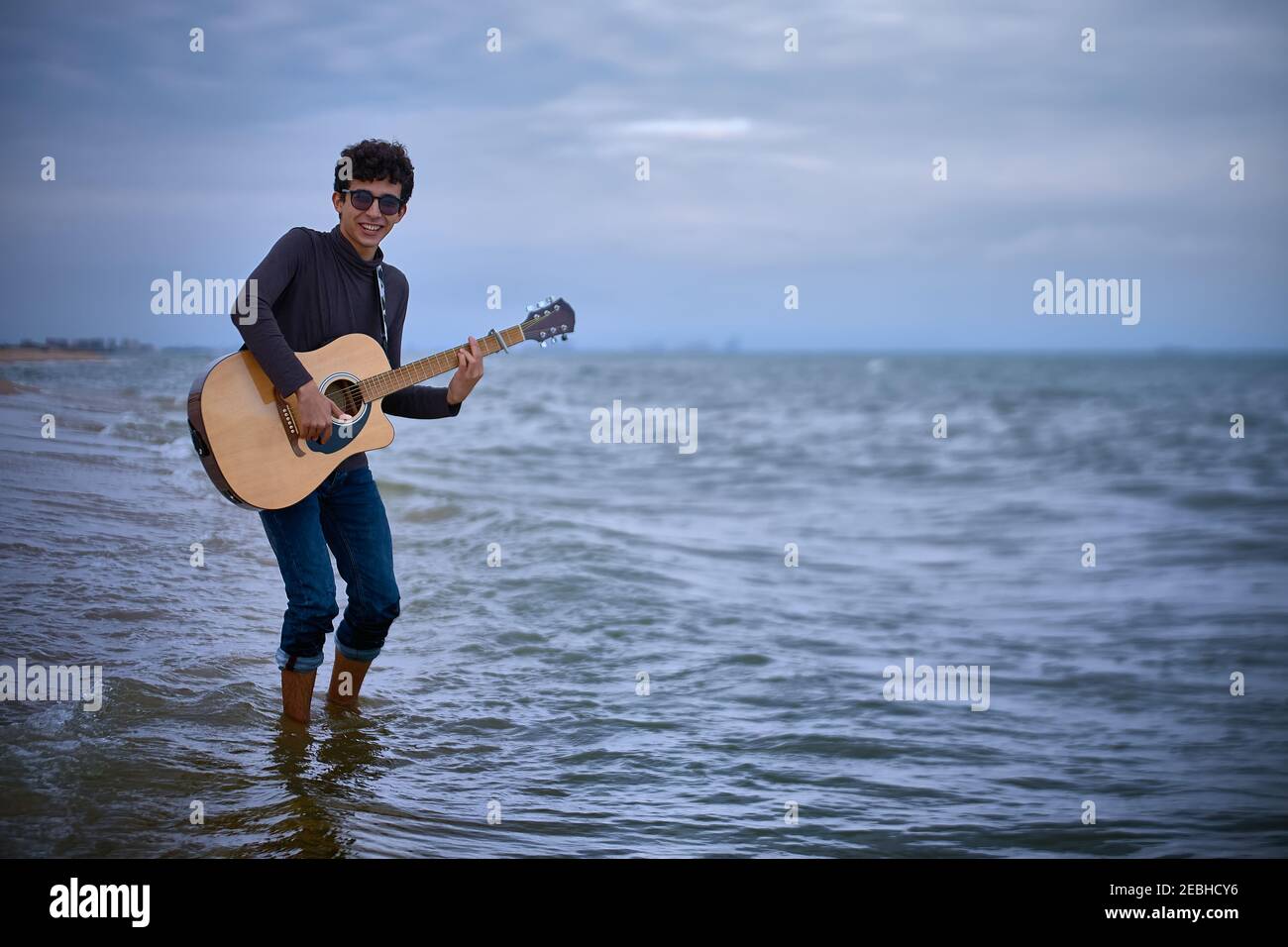 Tocando instrumento en una playa fotografías e imágenes de alta resolución  - Alamy