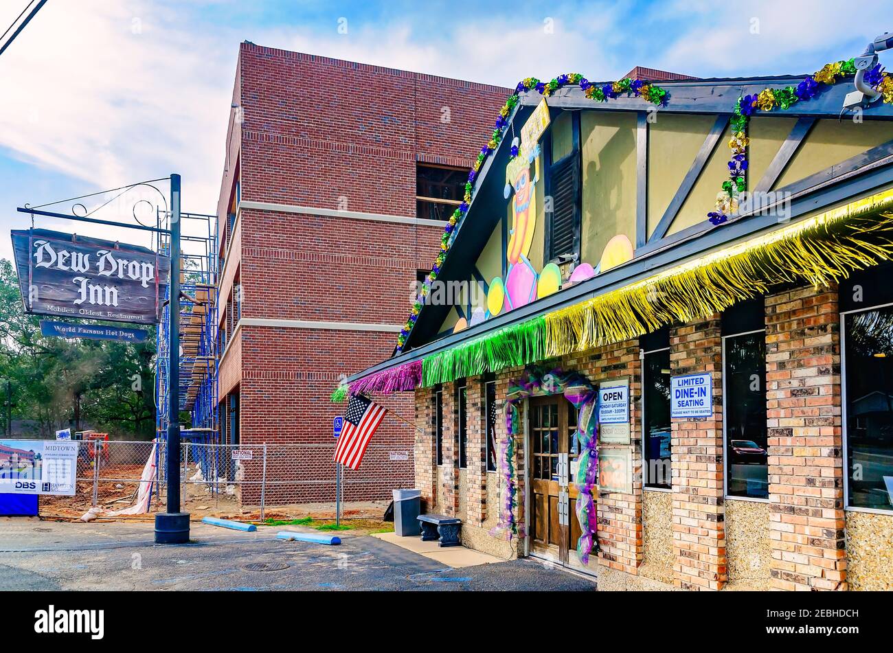 El Dew Drop Inn, el restaurante más antiguo de Mobile, fundado en 1924, está decorado para Mardi Gras en Old Shell Road, el 8 de febrero de 2021, en Mobile, Alabama. Foto de stock