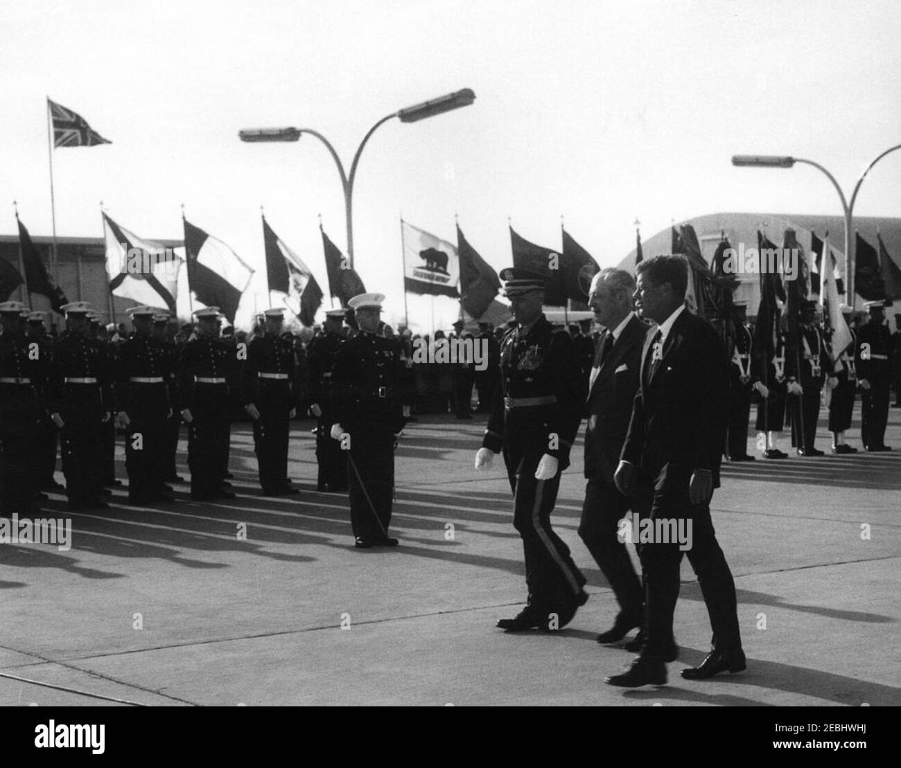 Ceremonias de llegada para Harold Macmillan, primer Ministro de Gran Bretaña, 4:50PM. El Comandante de las tropas, Teniente Coronel Charles P. Murray, Jr. (Centro a la derecha), escolta al Presidente John F. Kennedy y al primer Ministro de Gran Bretaña, Harold Macmillan, pasando por la Guardia de honor del cuerpo de Infantería de Marina de los Estados Unidos durante las ceremonias de llegada para el primer Ministro Macmillan. Andrews Air Force base, Maryland. Foto de stock