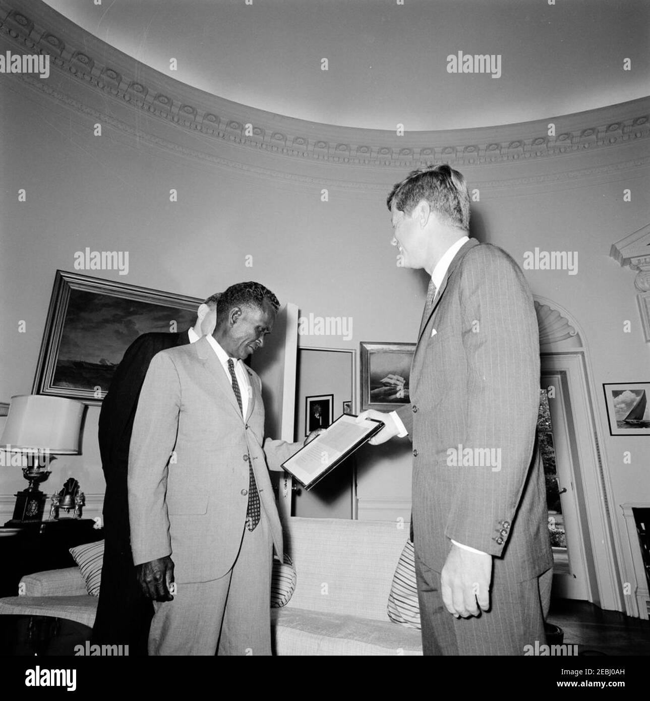 Visita de Benjamin Kevu, nativo de las Islas Salomón, que participó en el  rescate de la tripulación del PT-109, 10:54AM. El presidente John F.  Kennedy visita a Benjamin Kevu (izquierda), un nativo