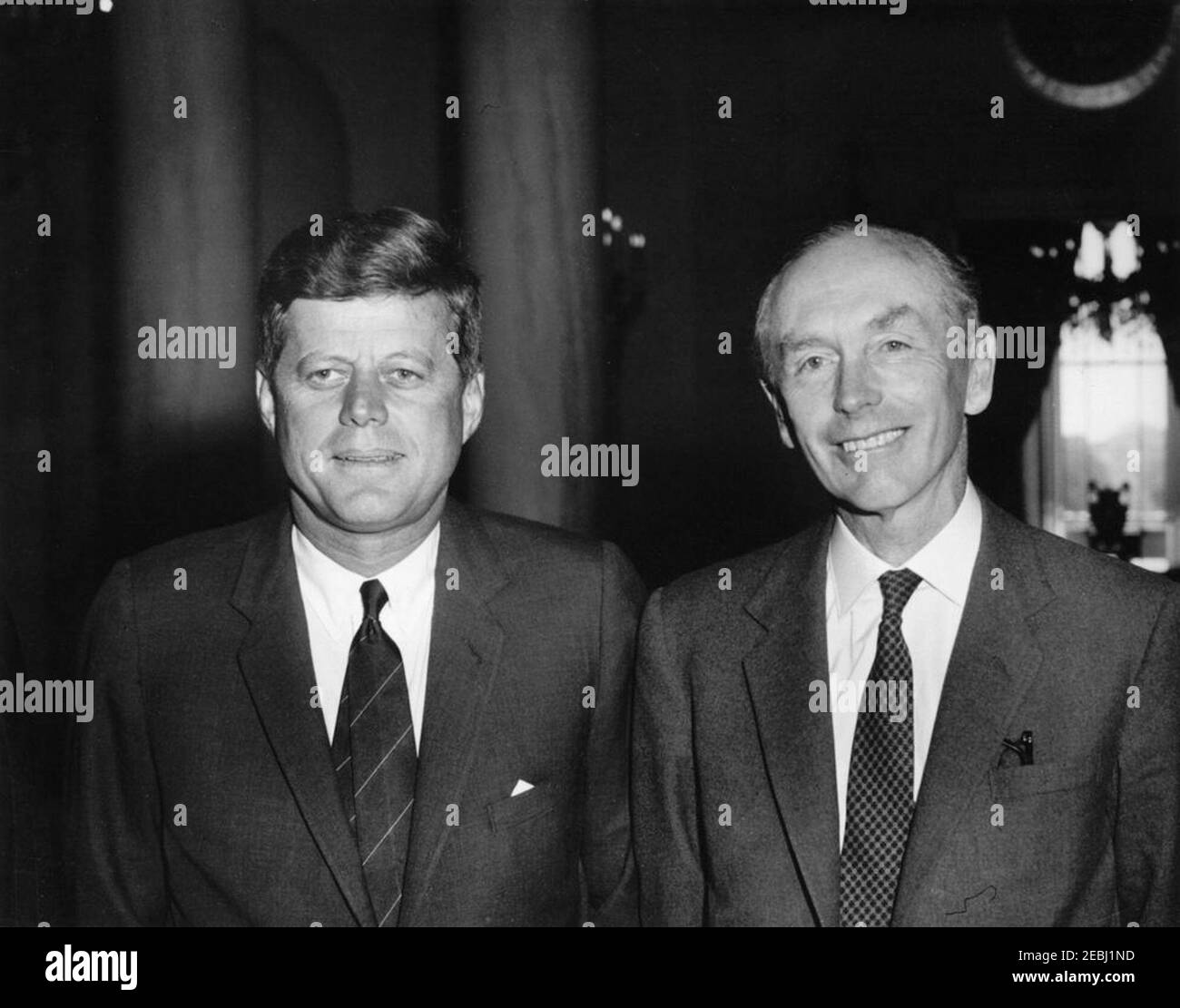 Almuerzo en honor de Lord Alec Douglas-Home, Secretario de Asuntos Exteriores de Gran Bretaña, 1:00PM. El Presidente John F. Kennedy visita con el Secretario de Estado de Relaciones Exteriores de Gran Bretaña y el Conde de Home, Alec Douglas-Home (derecha), en la Sala de Entrada de la Casa Blanca, Washington, D.C.; Lord Home visitó la Casa Blanca para asistir a un almuerzo en su honor. Foto de stock