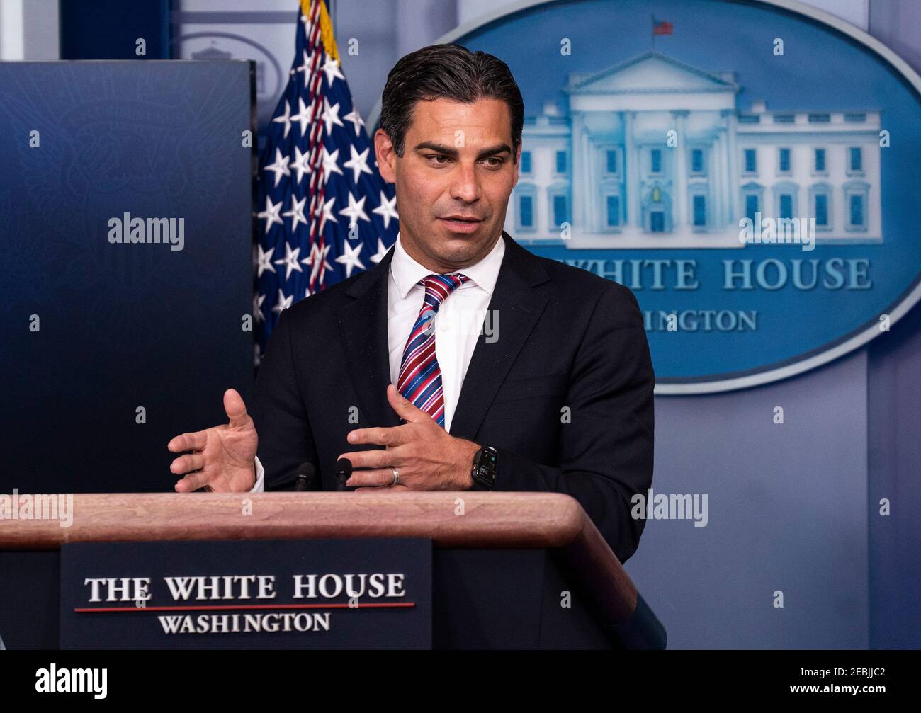 Washington, Estados Unidos de América. 12 de febrero de 2021. El alcalde de Miami, Francis Suarez, habla sobre el Plan de Rescate Americano, luego de una reunión con el presidente Biden, durante la conferencia de prensa diaria en la Casa Blanca en Washington, DC, el viernes 12 de febrero de 2021. El Plan de Rescate Americano es un paquete de estímulo económico de $1.9 billones para ayudar a combatir los efectos económicos y de salud de la pandemia de COVID-19. Crédito: Kevin Dietsch/Pool via CNP Foto via crédito: Newscom/Alamy Live News Foto de stock