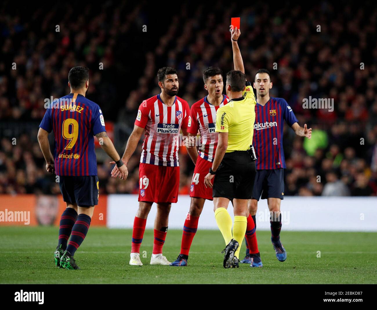 Fútbol - la Liga Santander - FC Barcelona v Atlético Madrid - Camp Nou,  Barcelona, España - 6 de abril de 2019 Diego Costa del Atlético de Madrid  es mostrado una tarjeta