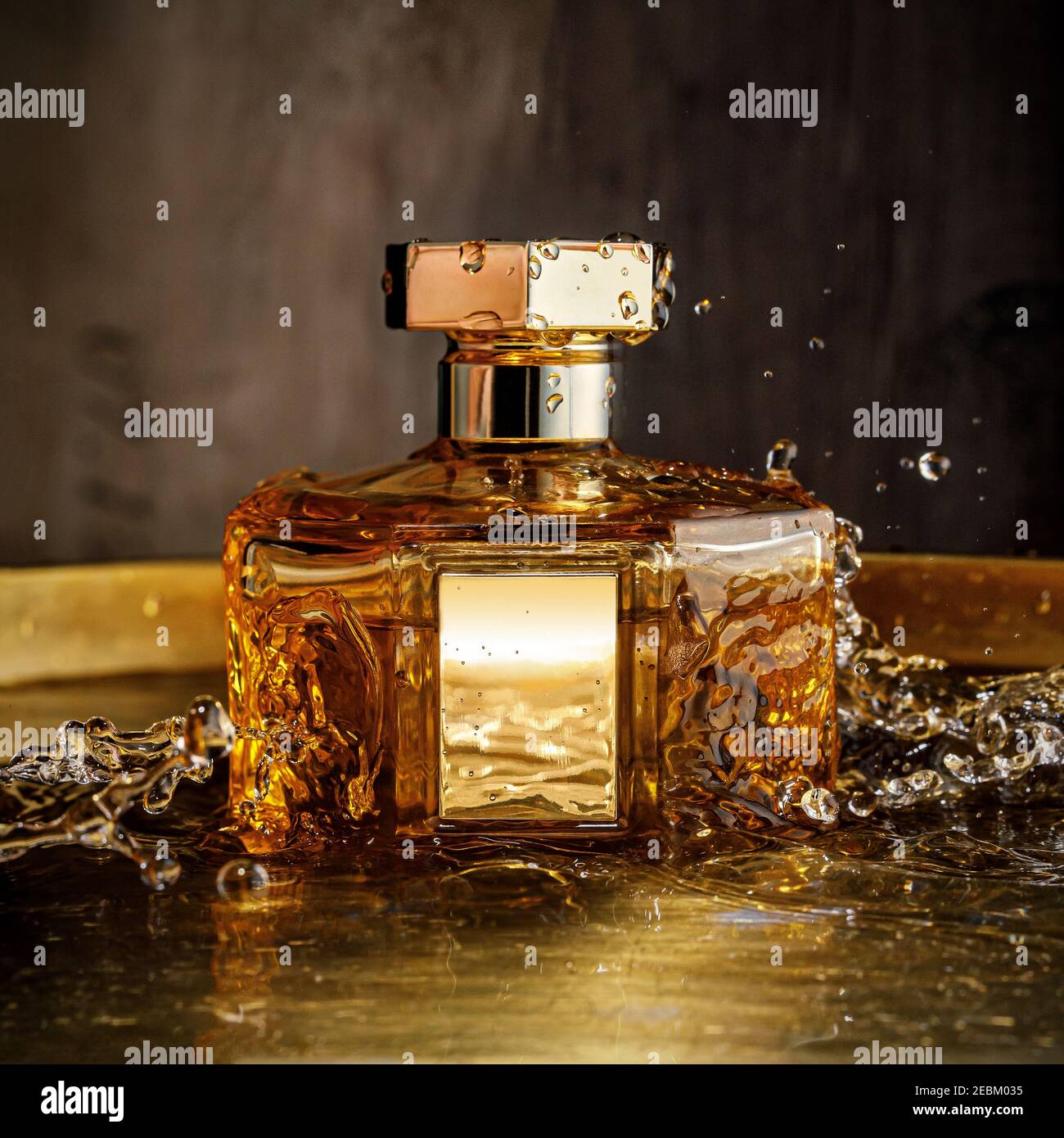 Golden perfume bottle fotografías e imágenes de alta resolución - Alamy