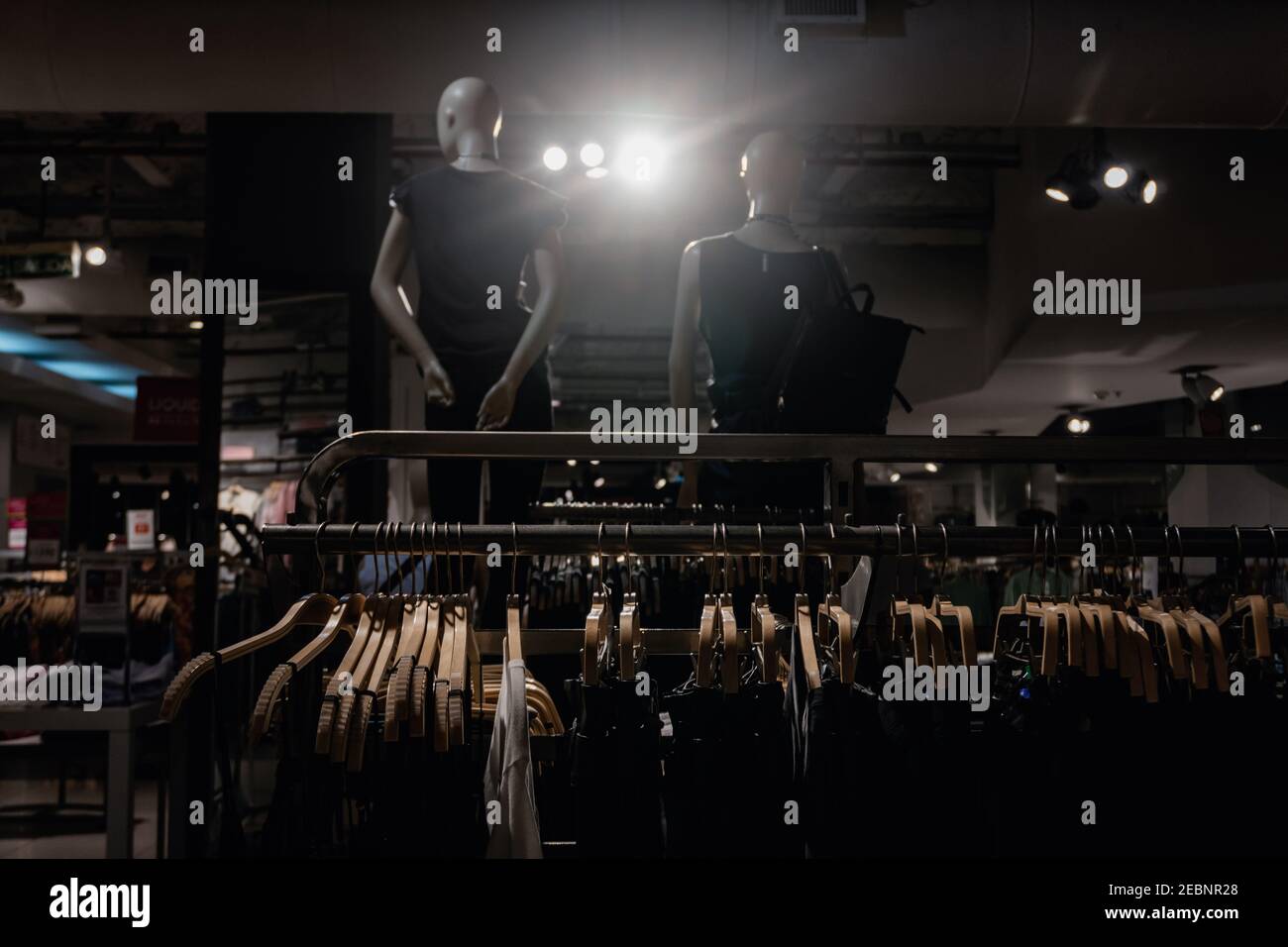 Tienda de ropa con ropa en estanterías y dos maniquíes en el fondo con ropa  negra, con una luz cegadora en la foto, Buenos Aires, fala Fotografía de  stock - Alamy