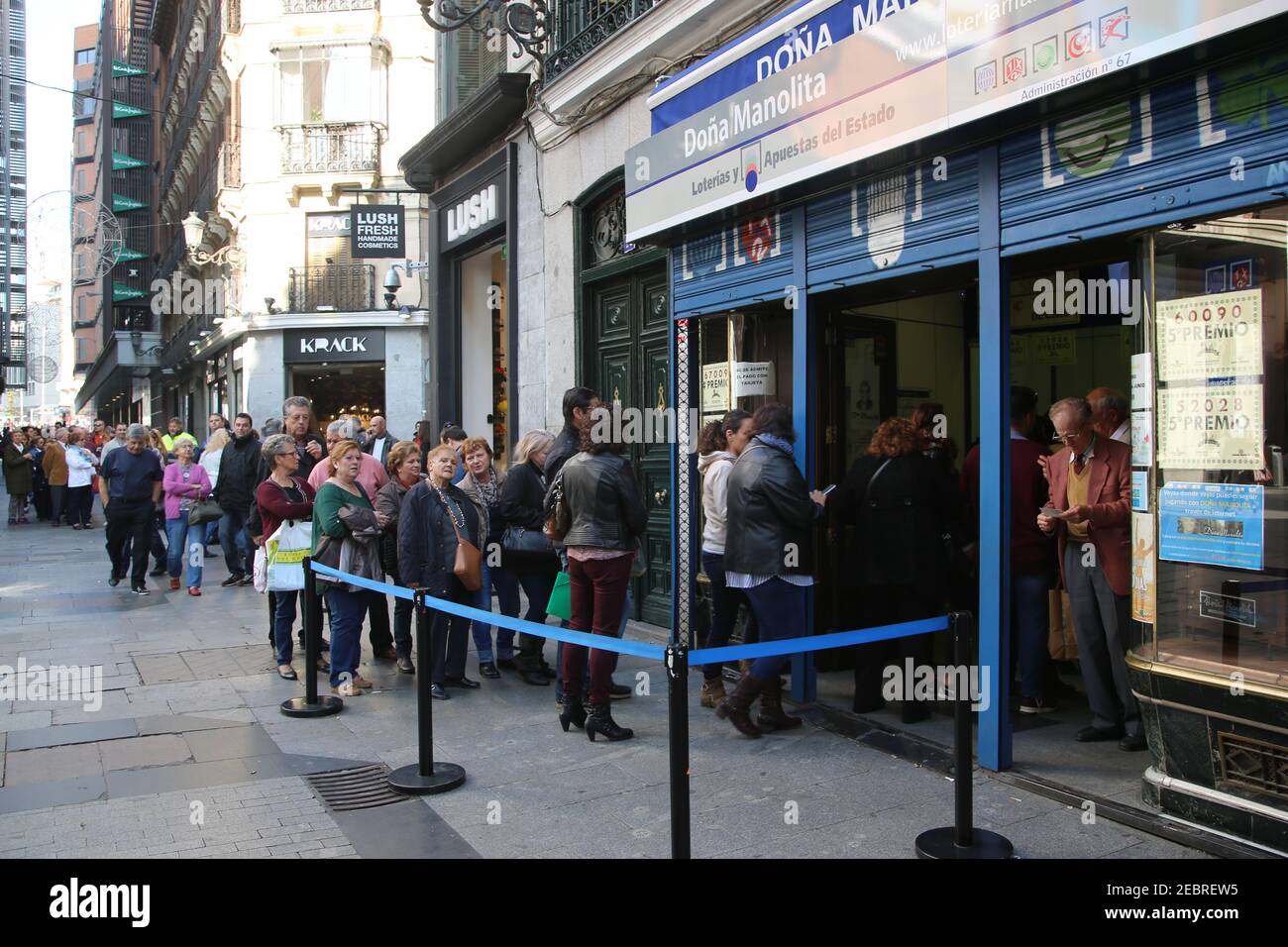Colas de gente en la tienda de lotería Dona Manolita cerca de la Puerta del  Sol en el centro de Madrid, famosa por la venta de billetes afortunados  para los bigges españoles