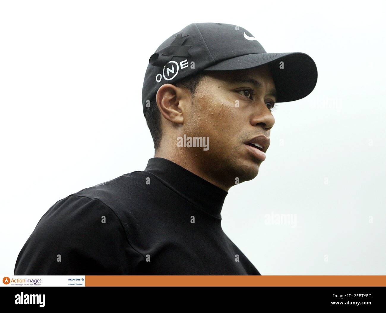 Golf - American Express World Golf Championship - The Grove, Hertfordshire  - 28/9/06 USA's Tiger Woods tiene una cinta negra en su gorra como una  Marca de respeto por Bryon Nelson que