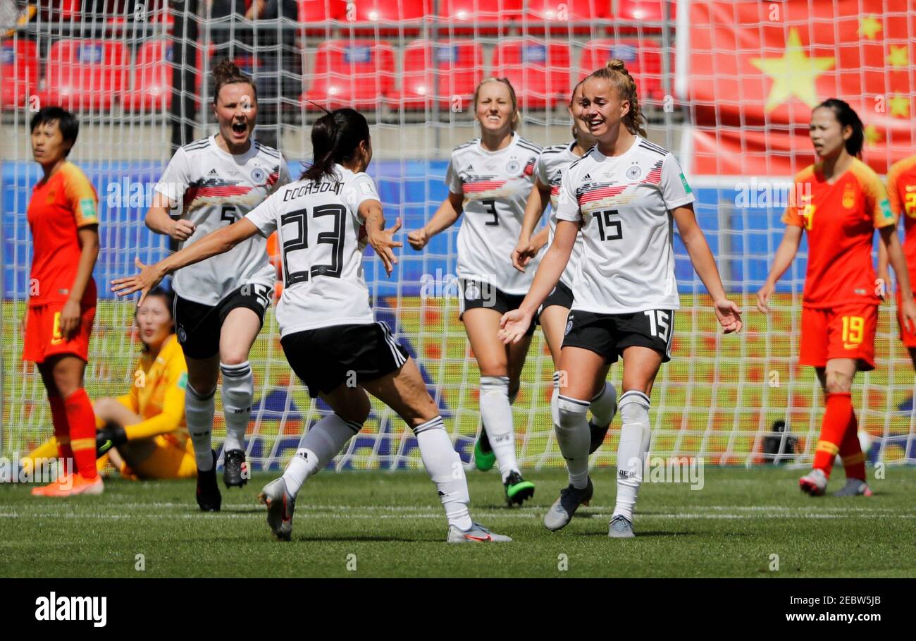 Fútbol - Copa Mundial Femenino - Grupo B - Alemania contra China - Park, Rennes, Francia - 8 de de 2019 Giulia Gwinn de Alemania celebra su primer gol con