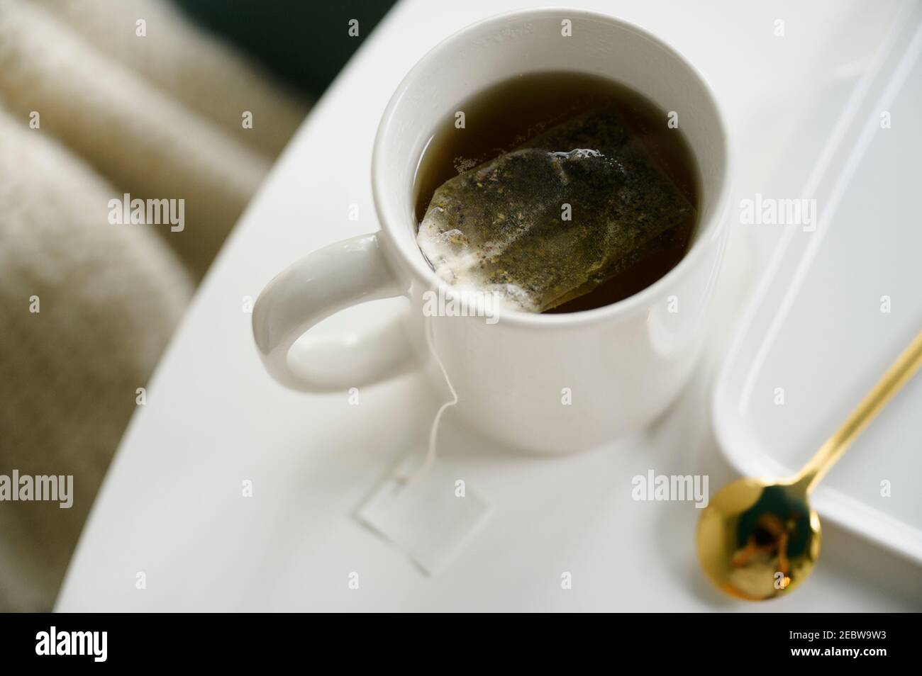 Taza con té en la mesa Foto de stock