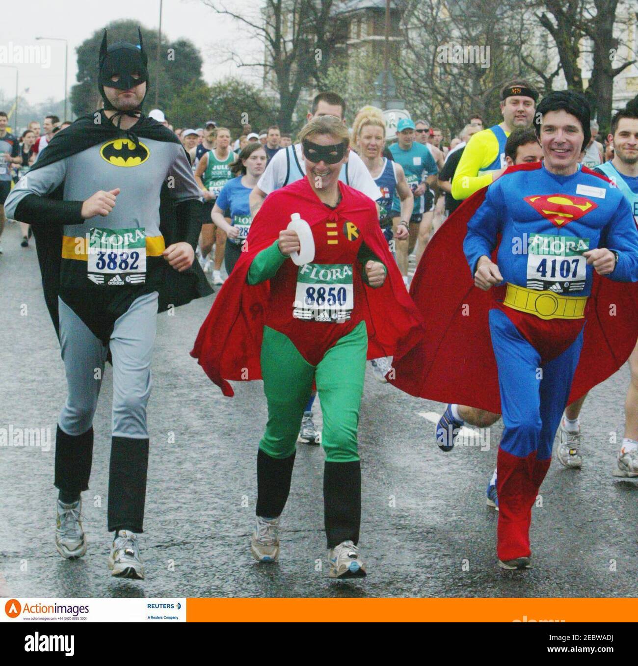 Atletismo - Maratón de Flora London - Londres - 23/4/06 corredores vestidos  como Batman, Robin y Superman