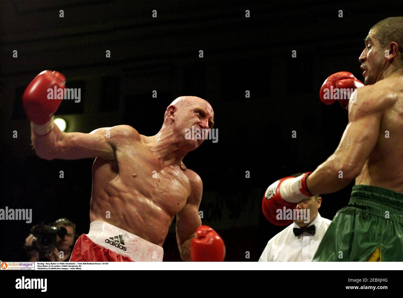 Boxeo - Gary Ryder vs Pablo Sarmiento - York Hall Bethenal Green - 8/3/03  Gary Ryder (L) en acción v Pablo Sarmiento (R) crédito obligatorio:Imágenes  de Acción / John Sibley Fotografía de stock - Alamy