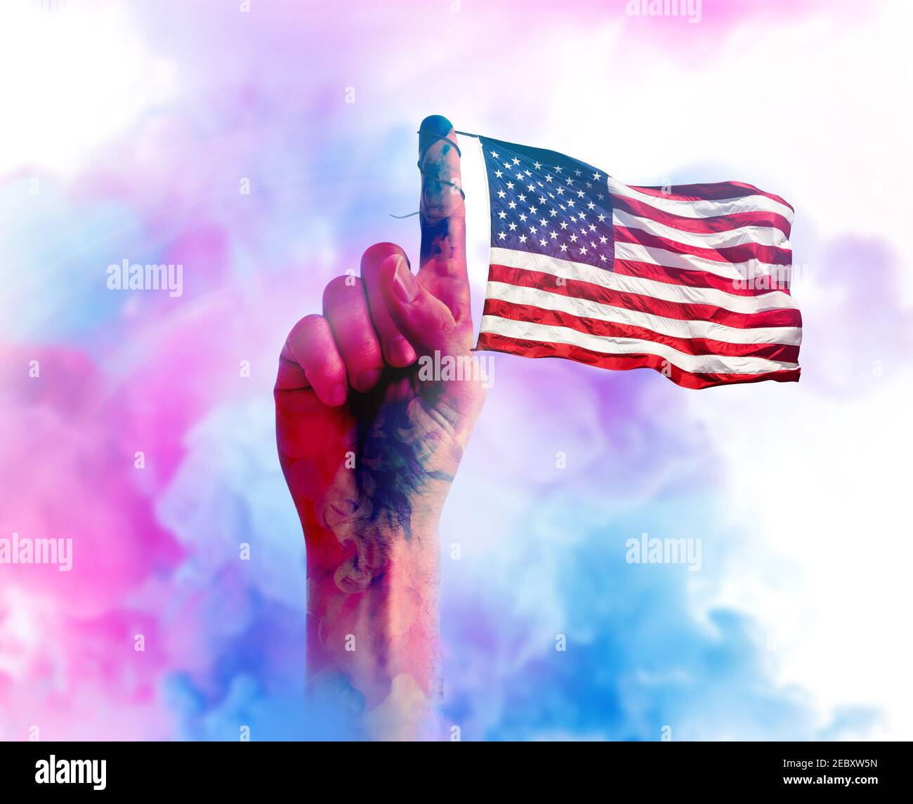 Mano con la bandera americana atada en su dedo índice. Concepto de tema patriótico. Foto de stock