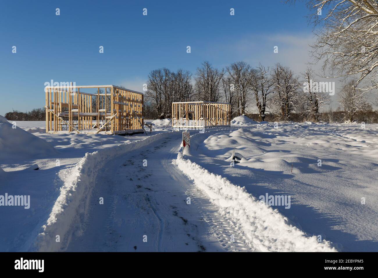 Nueva construcción residencial de madera marco casa clima frío invierno Foto de stock