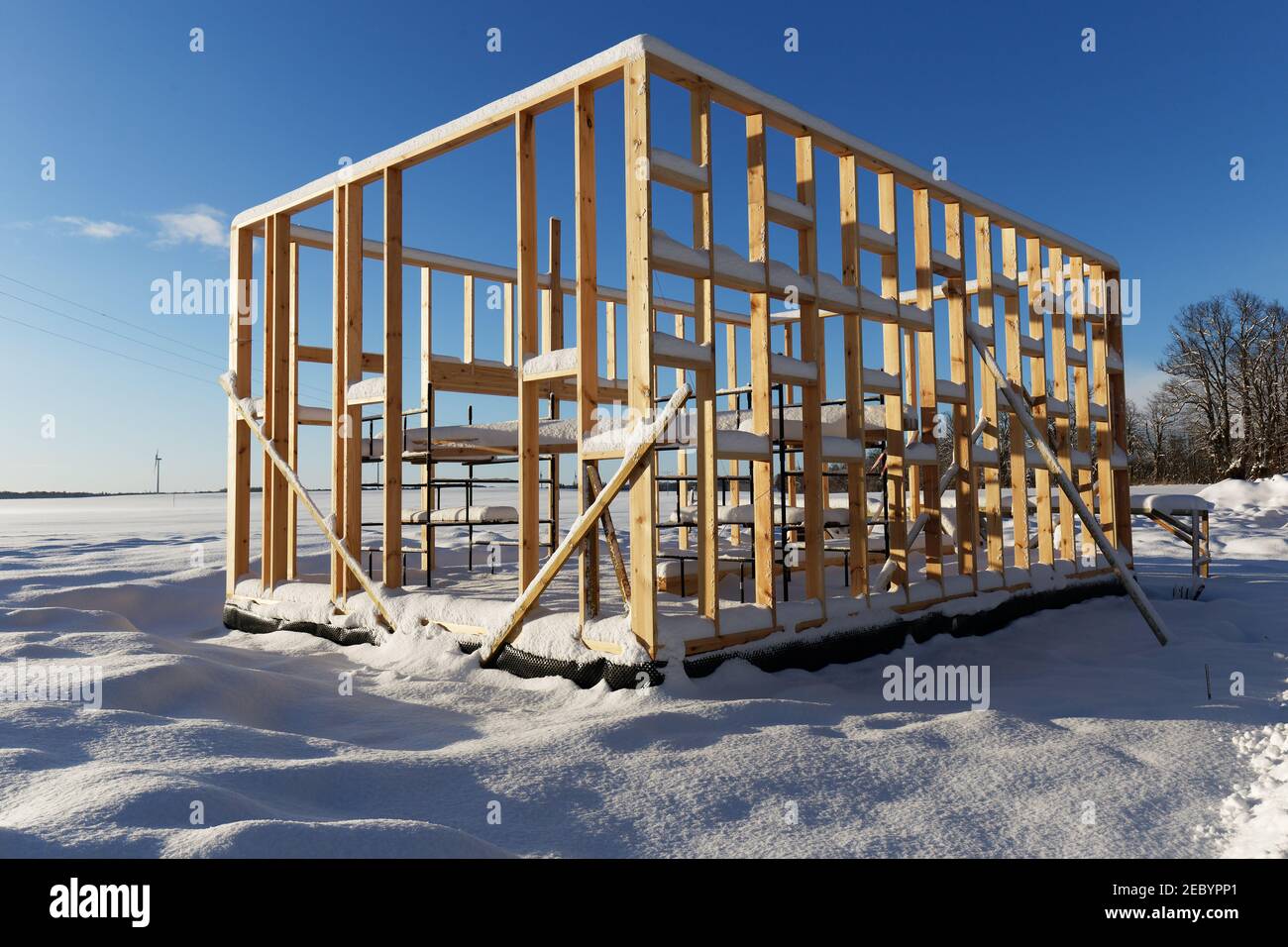 Nueva construcción residencial de madera marco casa clima frío invierno Foto de stock