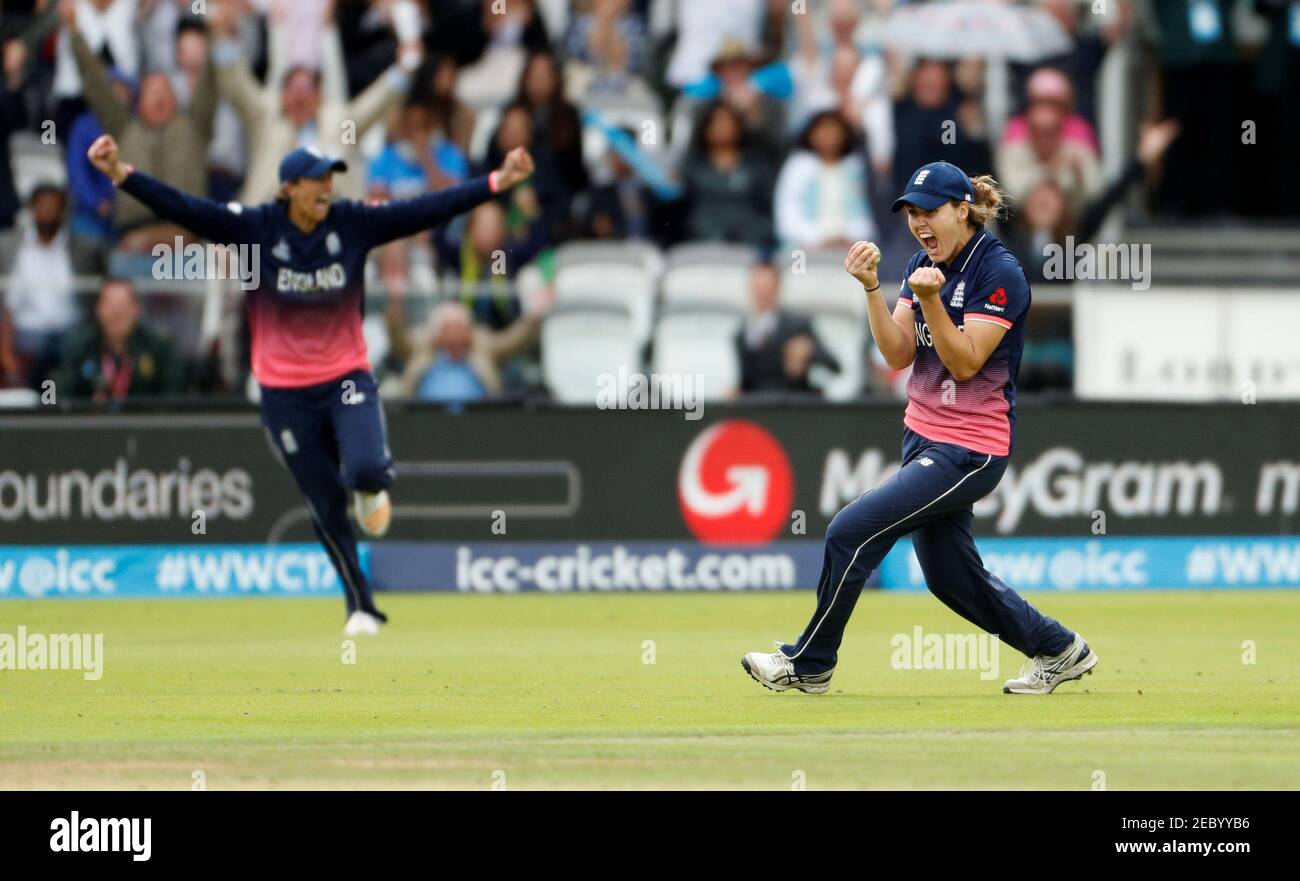 Repulsión muñeca mil Cricket - final de la Copa Mundial de Cricket Femenino - Inglaterra vs  India - Londres, Gran Bretaña - 23 de julio de 2017 Natalie Sciver de  Inglaterra celebra la captura de