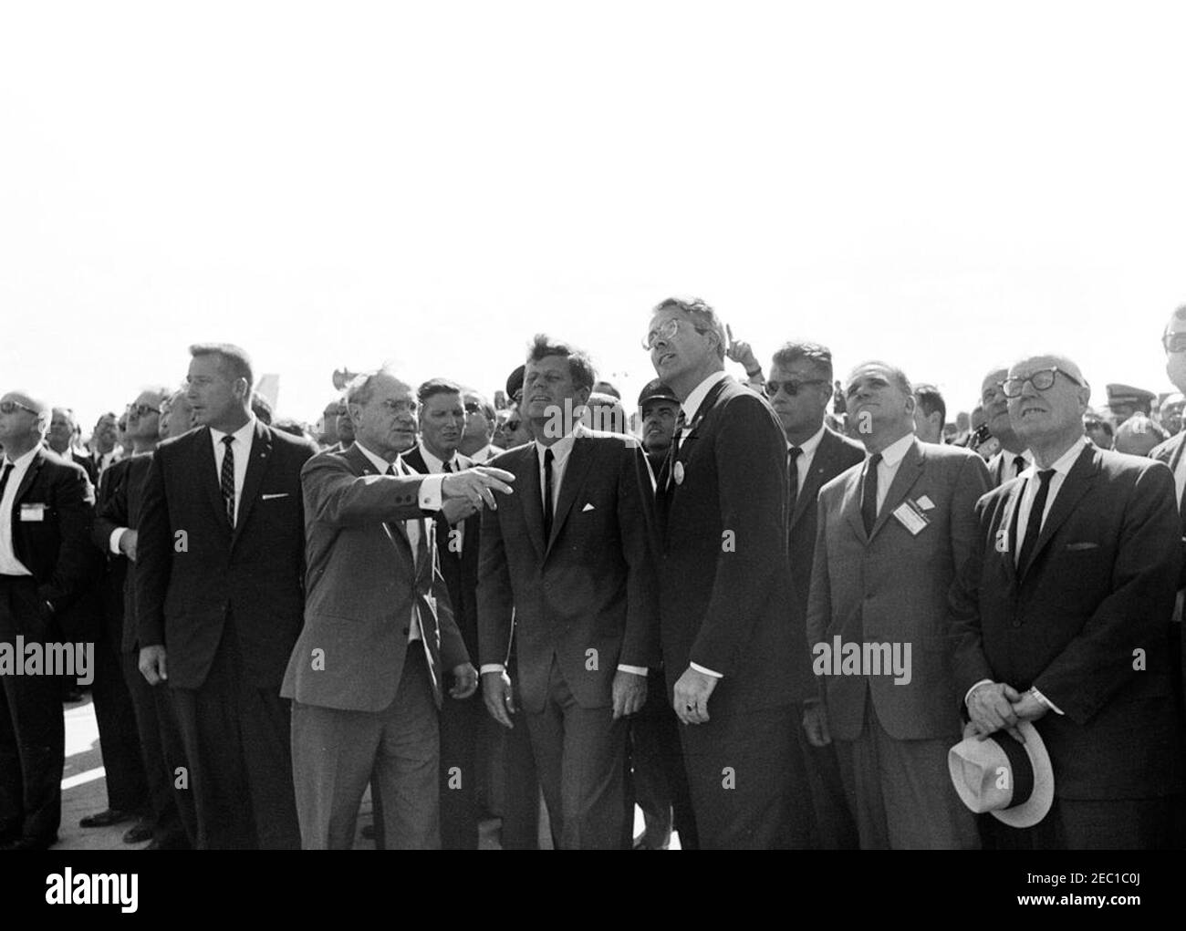 Visita de inspección de las instalaciones de la NASA: St. Louis, Missouri, McDonnell Aircraft, 3:27 PM. El presidente John F. Kennedy visita la planta de McDonnell Aircraft Corporation en St. Louis, Missouri. De izquierda a derecha (en primer plano): Presidente de la Junta y Director Ejecutivo de la McDonnell Aircraft Corporation, James S. McDonnell (gesture con la mano); Presidente Kennedy; Vicepresidente de la McDonnell Aircraft Corporation, Sanford N. McDonnell; Administrador de la Administración Nacional de Aeronáutica y del espacio (NASA), Dr. James E. Webb; Representante George P. Miller (California). También en la foto: Aire Foto de stock