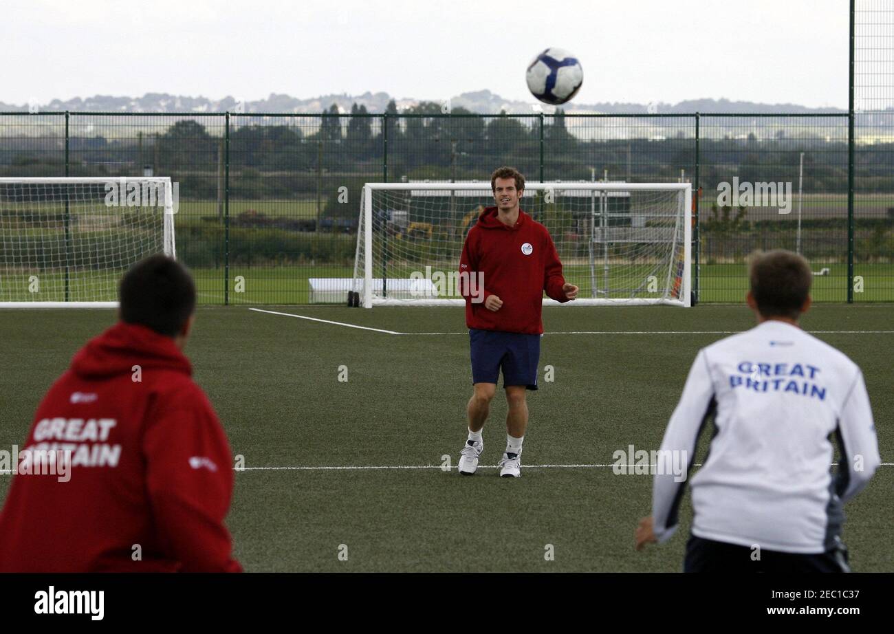 Tenis / Fútbol - Andy Murray visita el Everton FC Training Ground antes de  la Copa Davis GB en el Liverpool Echo Arena - Everton Training Ground,  Finch Farm - 15/9/09 Andy