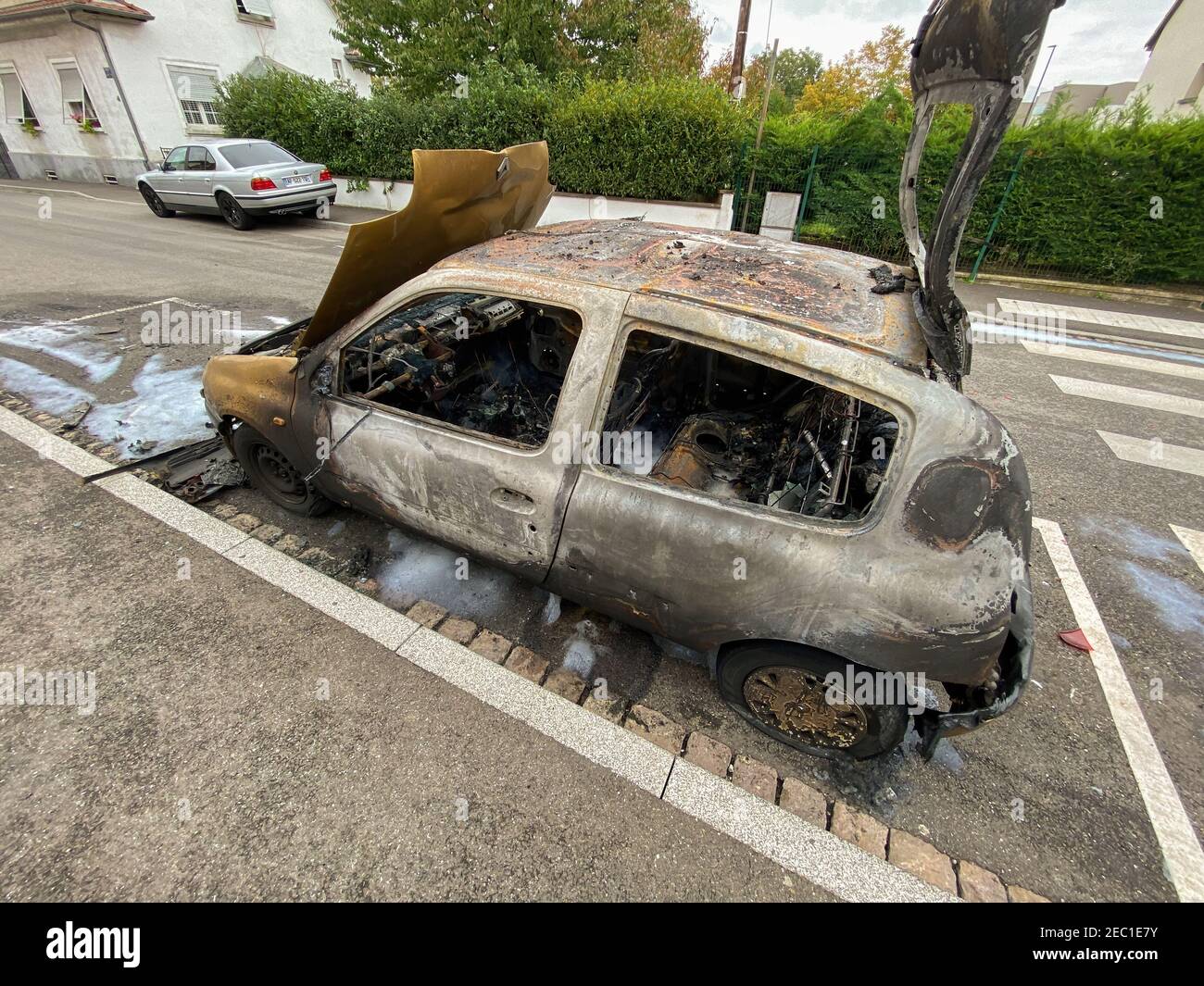 Estrasburgo, Francia - 17 de octubre de 2020: Quemó Renault mini coche en la calle de Estrasburgo en el barrio malo Foto de stock