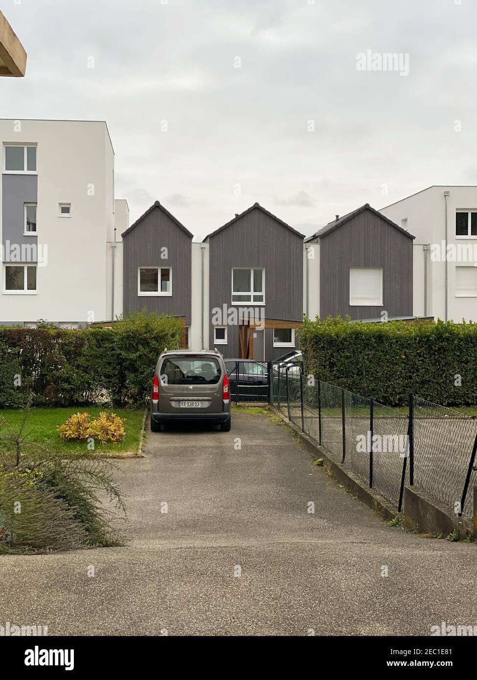 Estrasburgo, Francia - 17 de octubre de 2020: Casas de apartamentos nórdicos con Peugeot coche estacionado en frente Foto de stock