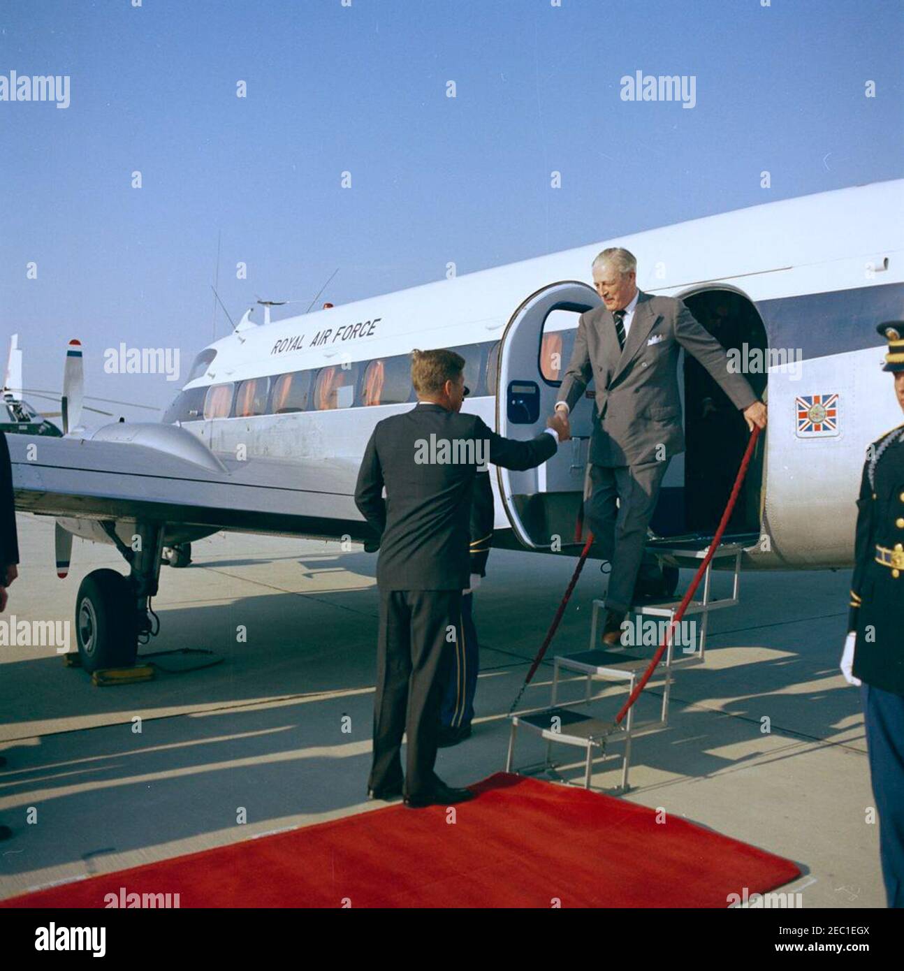 Ceremonias de llegada para Harold Macmillan, primer Ministro de Gran Bretaña, 4:50PM. El presidente John F. Kennedy (de vuelta a la cámara) se sacude de las manos con el primer ministro de Gran Bretaña, Harold Macmillan, cuando el primer ministro u0027s llega a la base de la Fuerza Aérea Andrews, Maryland, a bordo de un avión de la Fuerza Aérea Real. Foto de stock