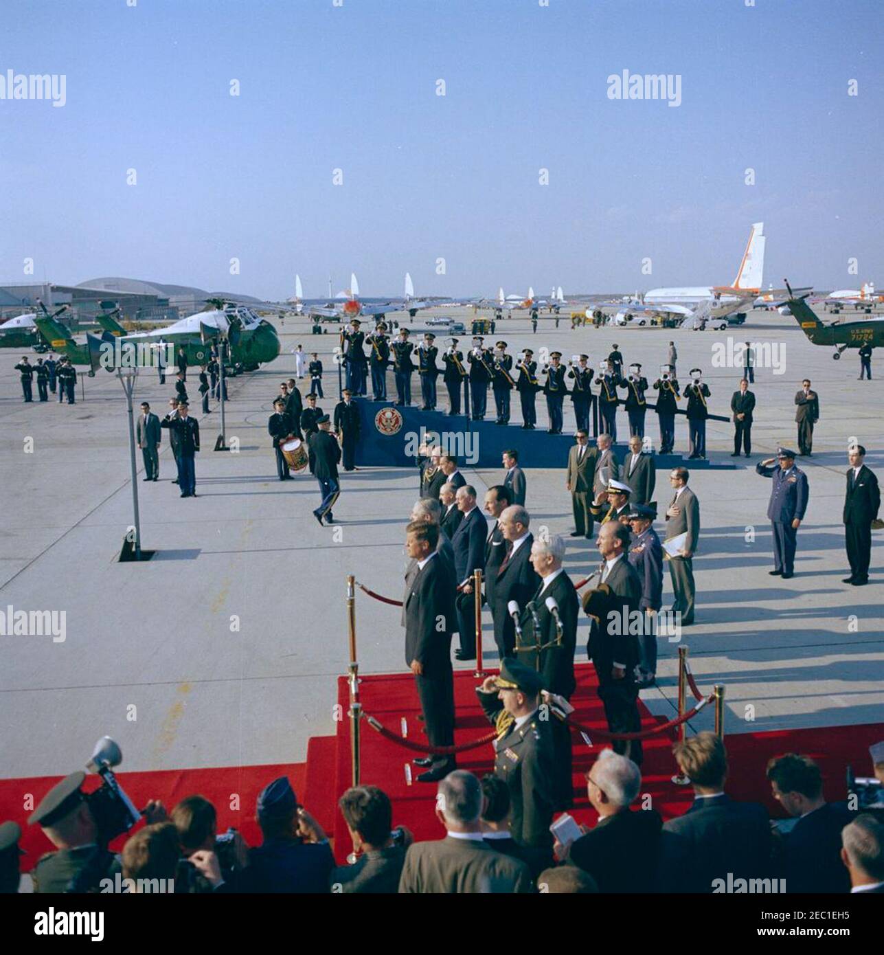 Ceremonias de llegada para Harold Macmillan, primer Ministro de Gran Bretaña, 4:50PM. Ceremonias de llegada en honor del primer Ministro de Gran Bretaña, Harold Macmillan. En la plataforma de revisión (L-R): El Presidente John F. Kennedy; el primer Ministro Macmillan; el Embajador de los Estados Unidos en Gran Bretaña, David K. E. Bruce; el Secretario de Estado, Dean Rusk; el Embajador de Gran Bretaña, Sir David Ormsby-Gore; y el Jefe de Protocolo, Angier Biddle Duke. También en la foto: Secretario del Gabinete del PMu2019s, Sir Norman Brook; Subsecretario de Estado para Asuntos europeos, William R. Tyler; Ministro Foto de stock
