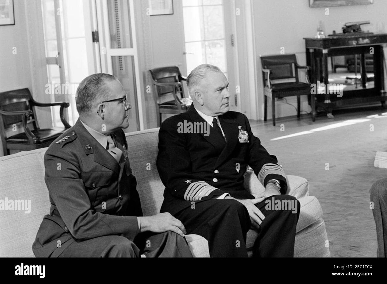 Reunión con el Almirante George Whelan Anderson, Jr., Jefe de Operaciones Navales u0026 General David M. Shoup, Comandante del cuerpo de Marines de los Estados Unidos (USMC), 12:30PM. El Presidente John F. Kennedy (en su mayoría fuera de marco) se reúne con el Comandante del cuerpo de Infantería de Marina de los Estados Unidos, el General David M. Shoup (izquierda), y el Jefe de Operaciones Navales, el Almirante George W. Anderson, Jr. (Derecha). Oficina oval, Casa Blanca, Washington, D.C. Foto de stock