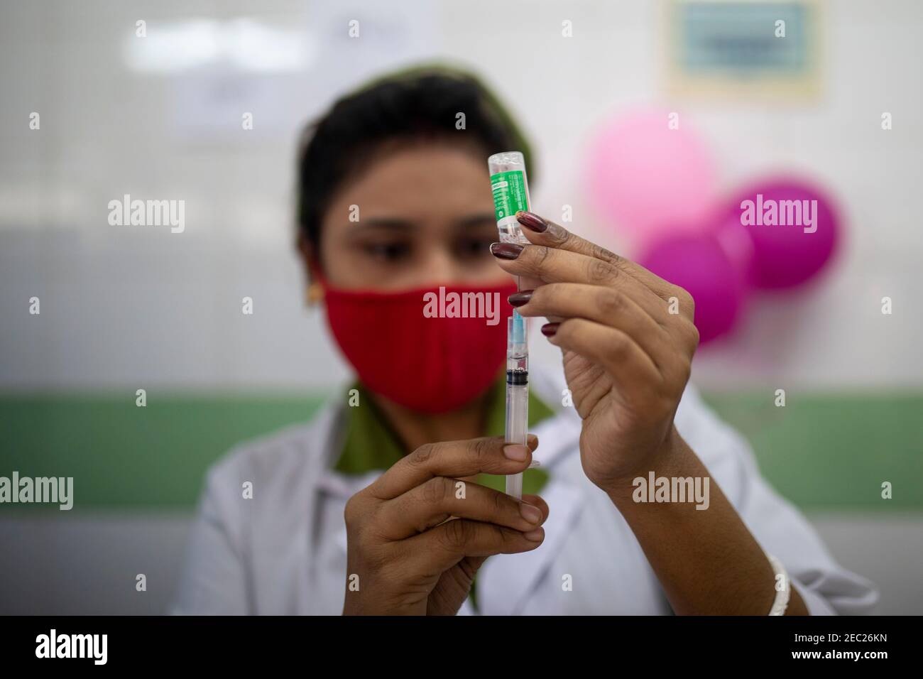 Una enfermera prepara una vacuna contra el COVID-19 en un hospital de Dhaka, Bangladesh. Foto de stock
