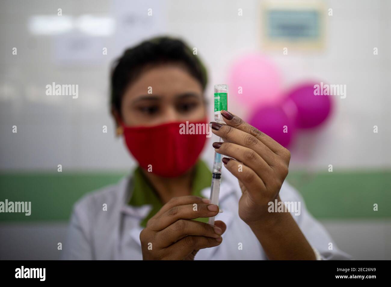 Una enfermera prepara una vacuna contra el COVID-19 en un hospital de Dhaka, Bangladesh. Foto de stock