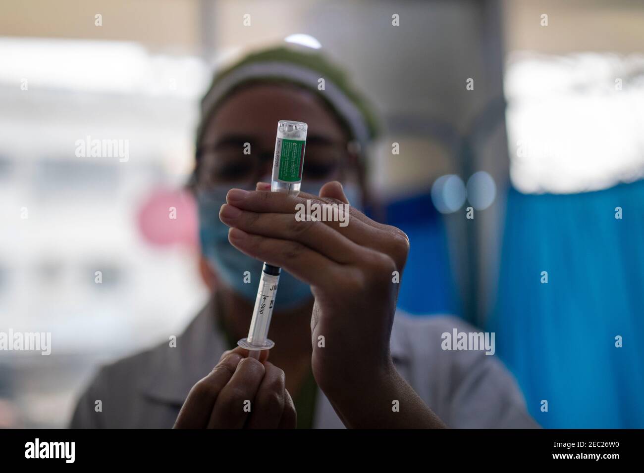 Una enfermera prepara una vacuna contra el COVID-19 en un hospital de Dhaka, Bangladesh. Foto de stock