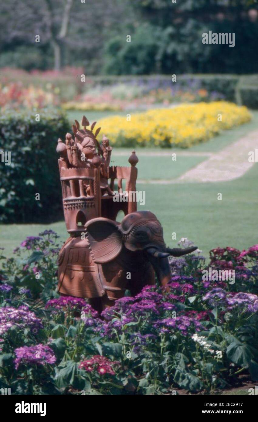 Primera Dama Jacqueline Kennedyu2019s viaje a la India y Pakistán: Puntos de vista no identificados. Vista de una estatua de elefante en un jardín, durante el viaje de la primera dama Jacqueline Kennedyu2019s a la India. Foto de stock