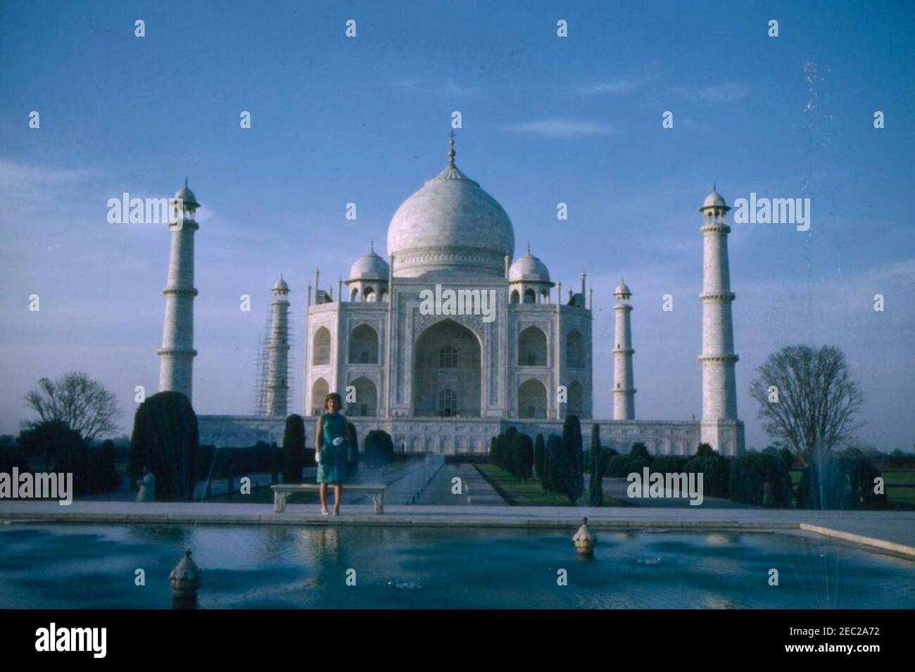 Primera Dama Jacqueline Kennedyu2019s viaje a la India y Pakistán: Agra, Uttar Pradesh, India, visita al Taj Mahal. La primera Dama Jacqueline Kennedy visita el Taj Mahal en Agra, Uttar Pradesh, India. Foto de stock